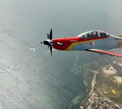 Su Majestad el Rey durante su vuelo en el E.27 Pilatus